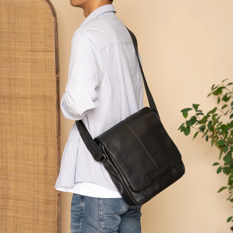 The Chesterfield Brand Raphael Axelremsväska, Svart