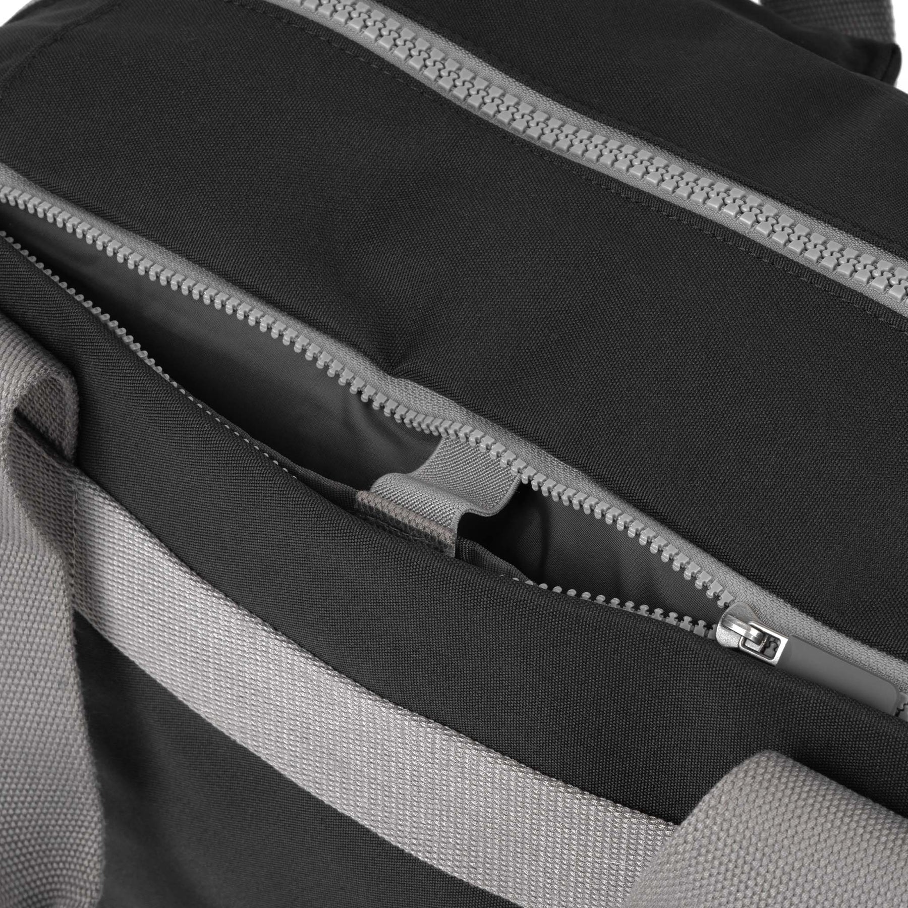 ROKA London Gatwick Weekendbag 33 L, Black