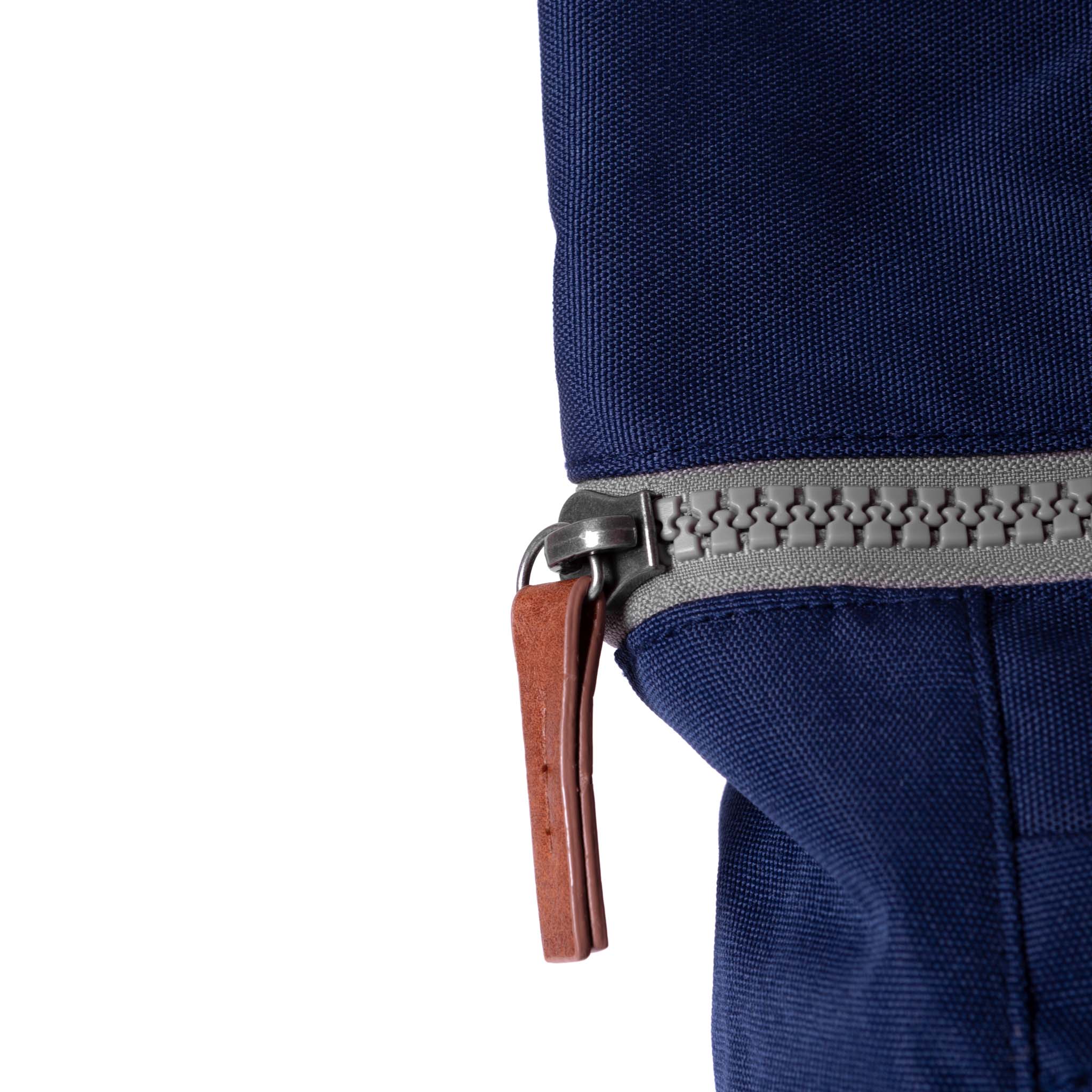 ROKA London Finchley A Medium Ryggsäck, Mineral