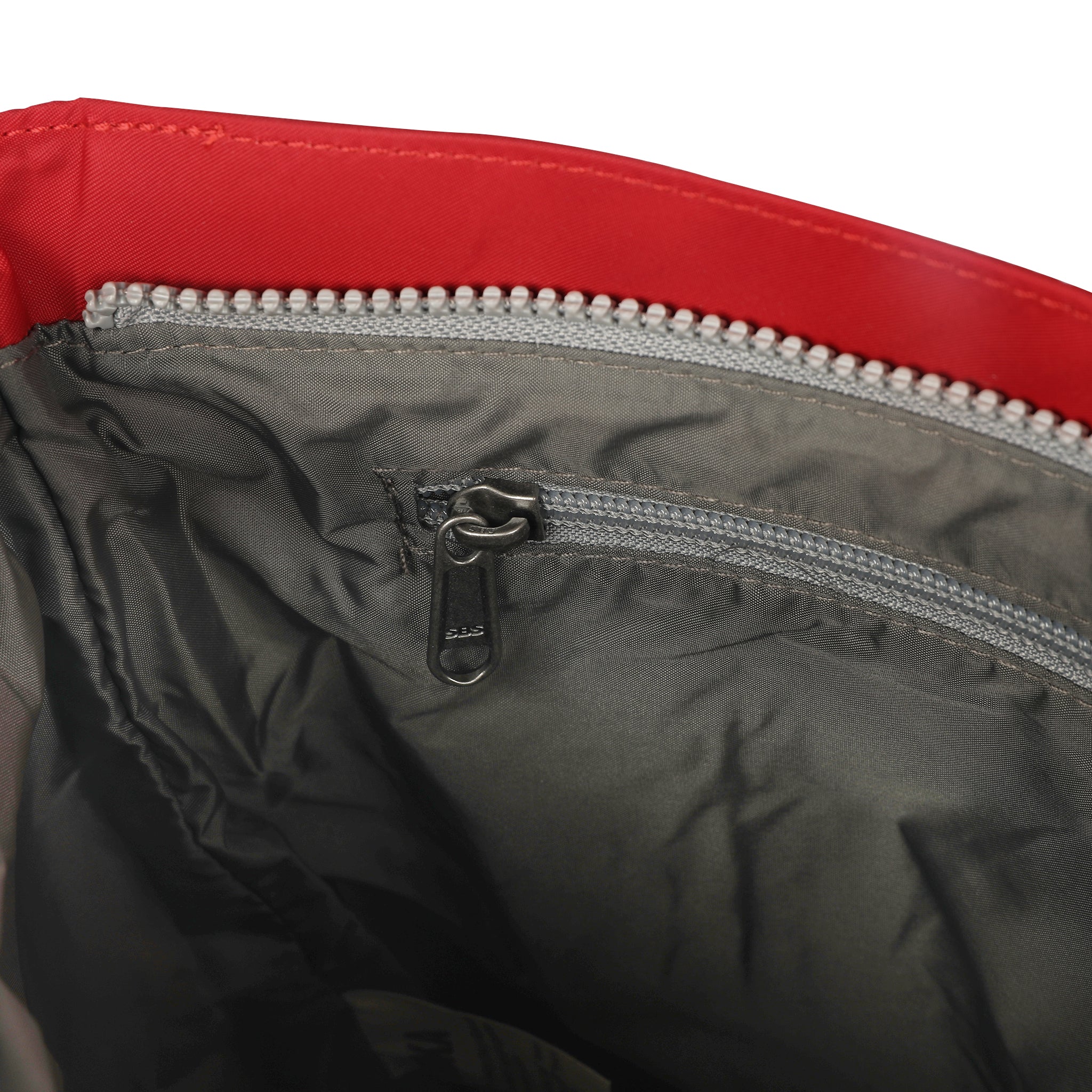 ROKA London Kennington B Axelremsväska, Cranberry