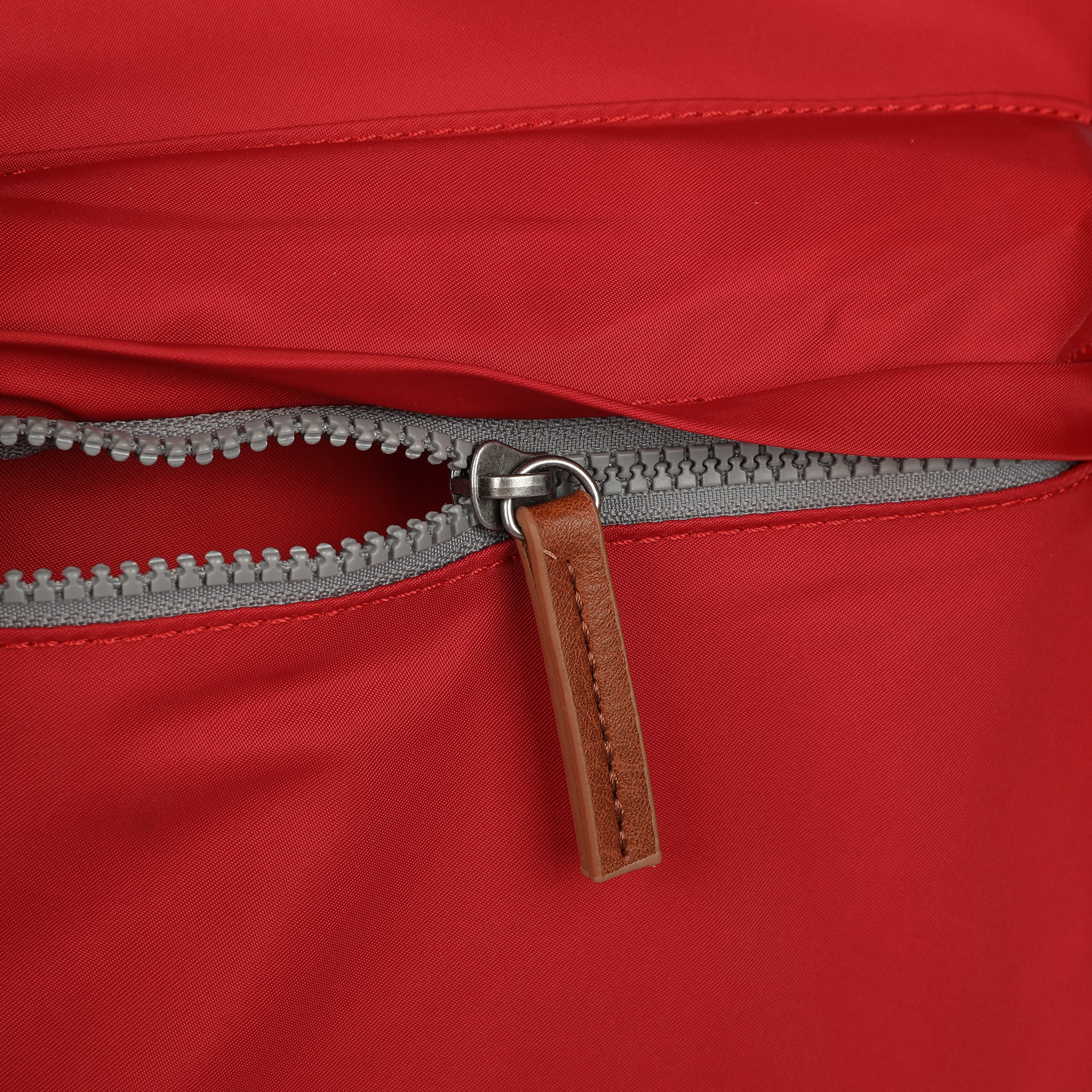 ROKA London Kennington B Axelremsväska, Cranberry