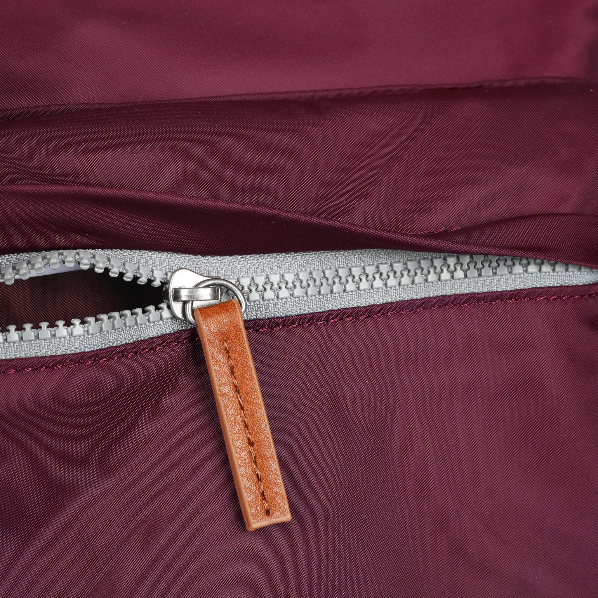 ROKA London Kennington B Axelremsväska, Plum